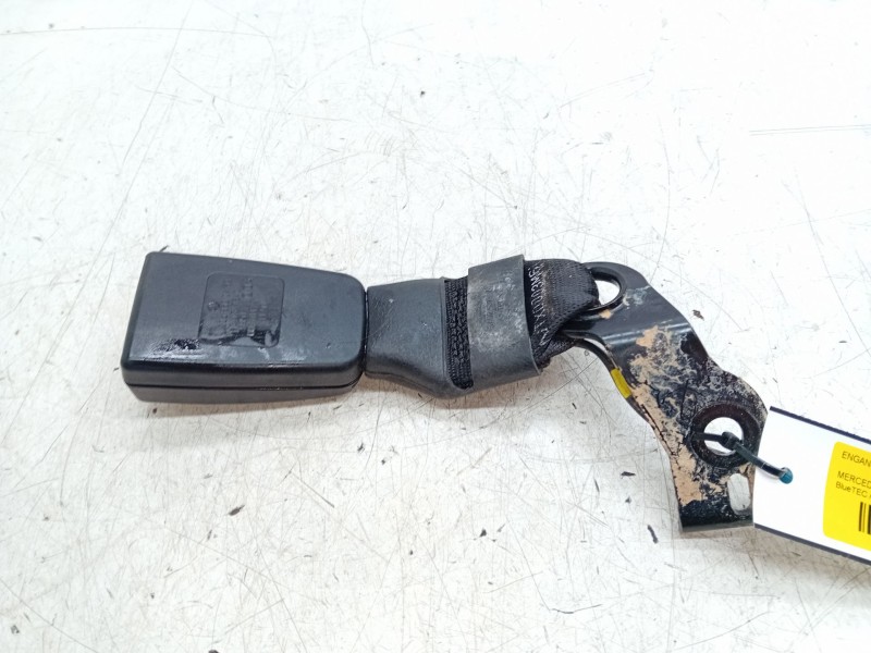 Recambio de enganche cinturon trasero derecho para mercedes-benz clase c (w205) c 220 bluetec / d (205.002, 205.004) referencia 