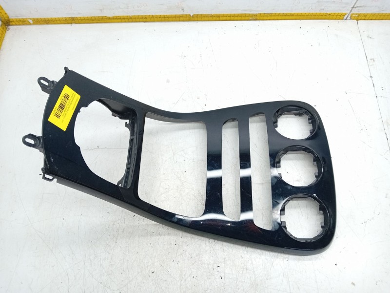 Recambio de consola central para mercedes-benz clase c (w205) c 220 bluetec / d (205.002, 205.004) referencia OEM IAM A205680390