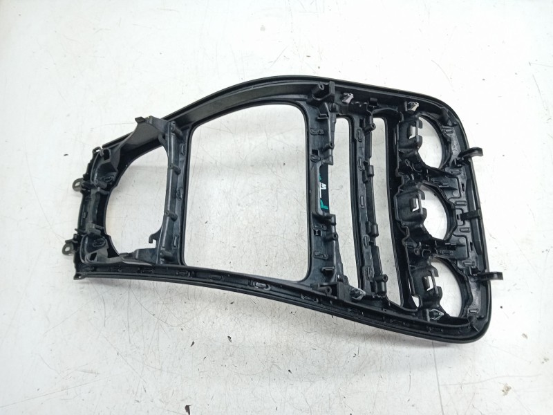 Recambio de consola central para mercedes-benz clase c (w205) c 220 bluetec / d (205.002, 205.004) referencia OEM IAM A205680390