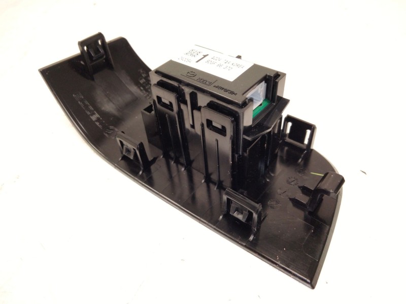 Recambio de mando elevalunas delantero derecho para mazda cx-30 (dm) skyactiv-g m hybrid referencia OEM IAM BDGF66370  