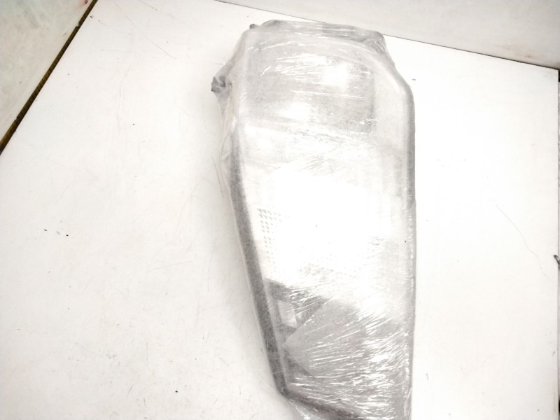 Recambio de faro derecho para renault maxity referencia OEM IAM 8931721  