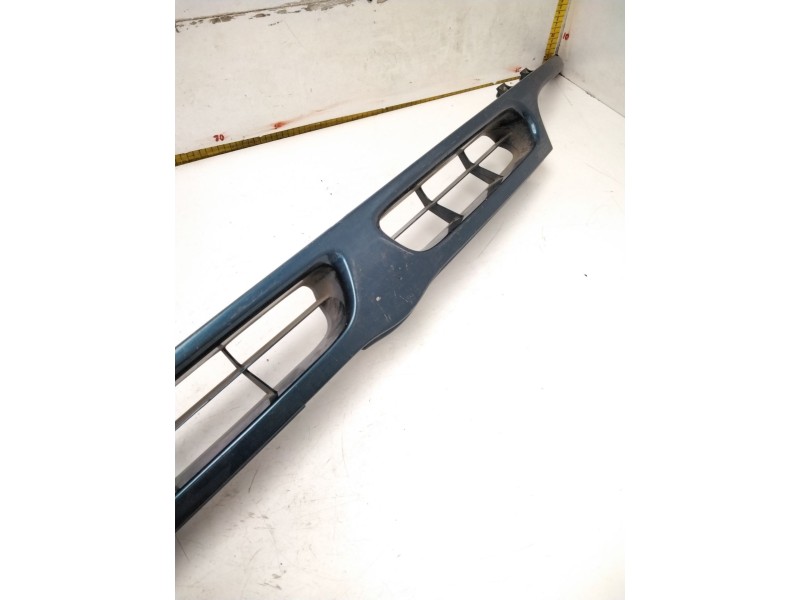 Recambio de rejilla delantera para nissan serena (c23m) 2.3 diesel referencia OEM IAM 623101C400  VERDE