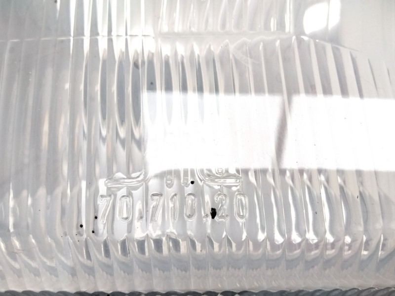 Recambio de faro derecho para ford fiesta berlina (dx) básico referencia OEM IAM 7071020  