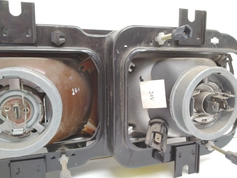 Recambio de faro derecho para ebro l35 perkins referencia OEM IAM 302121760 304118482 HELLA 24V