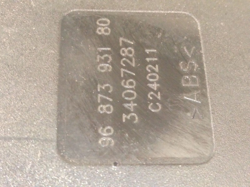 Recambio de enganche delantero izquierdo para citroën c3 lx referencia OEM IAM 9687393180  