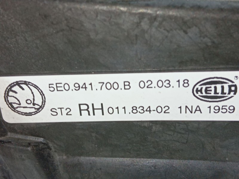Recambio de faro antiniebla derecho para skoda octavia iii combi (5e5, 5e6) 1.2 tsi referencia OEM IAM 5E0941700B  
