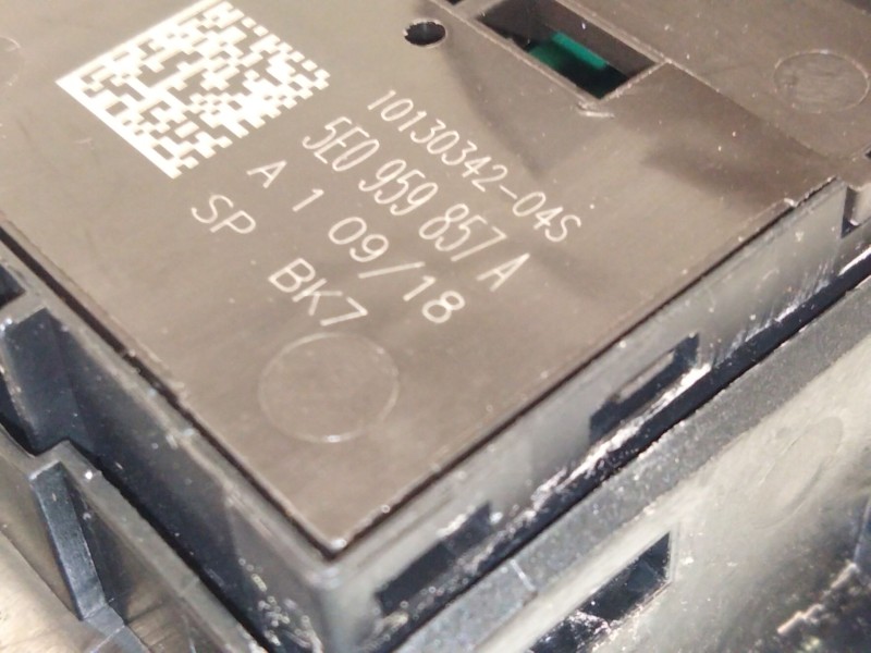 Recambio de mando elevalunas delantero izquierdo para skoda octavia iii combi (5e5, 5e6) 1.2 tsi referencia OEM IAM 5E0959857  