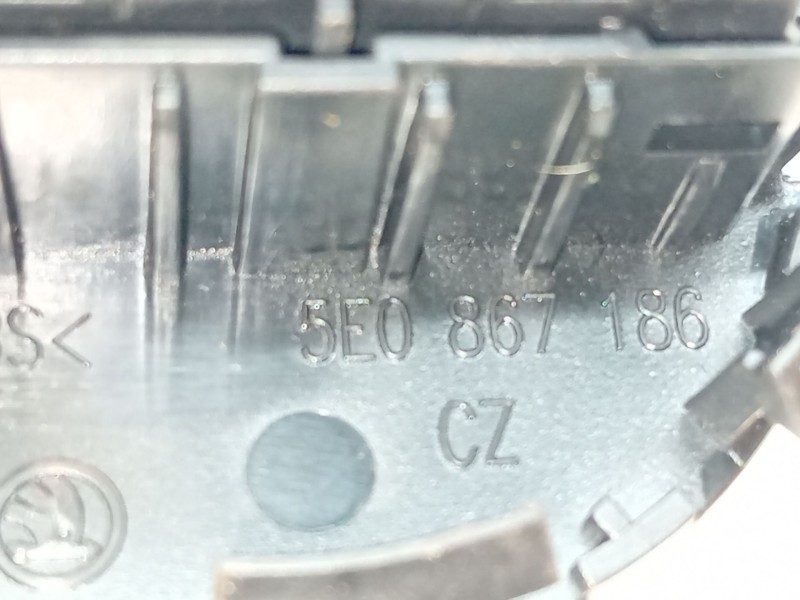 Recambio de mando elevalunas delantero derecho para skoda octavia iii combi (5e5, 5e6) 1.2 tsi referencia OEM IAM 5E0867186  