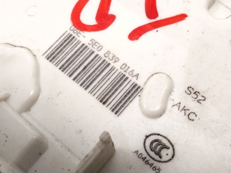 Recambio de cerradura puerta trasera derecha para skoda spaceback (5h) active referencia OEM IAM 5E0839016  