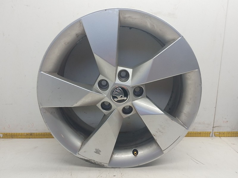 Recambio de llanta aluminio para skoda octavia iii (5e3, nl3, nr3) 2.0 tdi rs referencia OEM IAM 5E0601025  