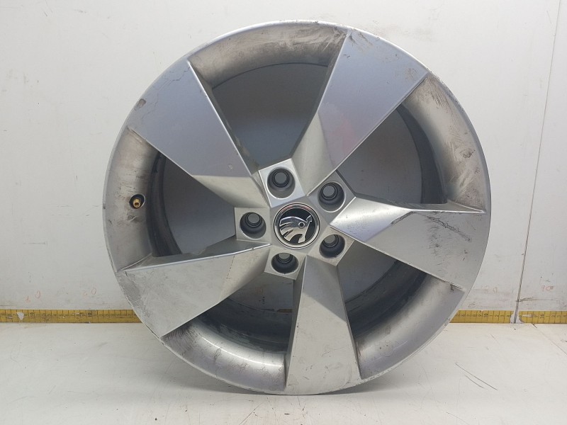 Recambio de llanta aluminio para skoda octavia iii (5e3, nl3, nr3) 2.0 tdi rs referencia OEM IAM 5E0601025  