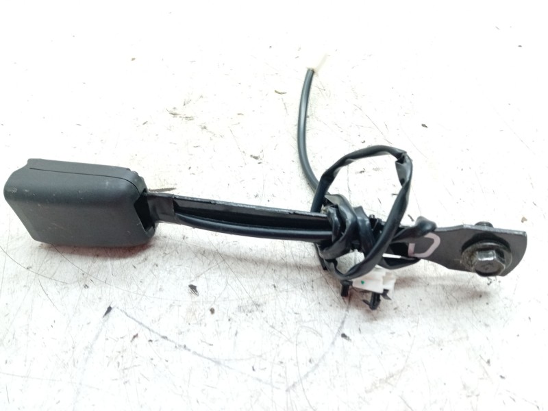 Recambio de enganche cinturon trasero derecho para nissan juke (f15) 1.5 dci referencia OEM IAM 6157596A  