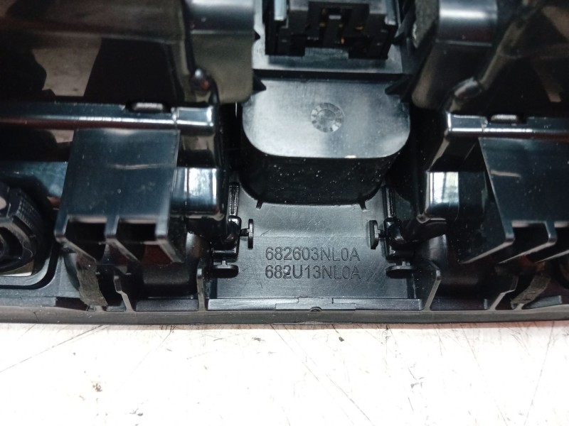 Recambio de aireador central para nissan leaf (ze0) electric referencia OEM IAM 682603NL0A  