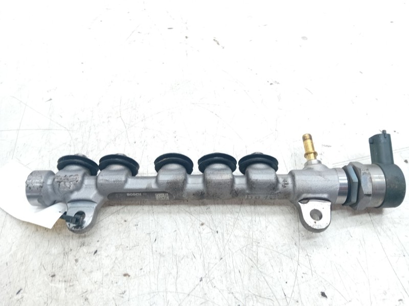 Recambio de rampa inyectora para infiniti ex 30d referencia OEM IAM 8201004394  