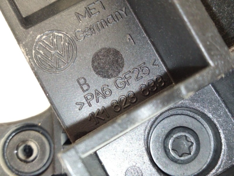 Recambio de tirador capot para volkswagen golf vi variant (aj5) 1.6 tdi referencia OEM IAM 1K1823698  