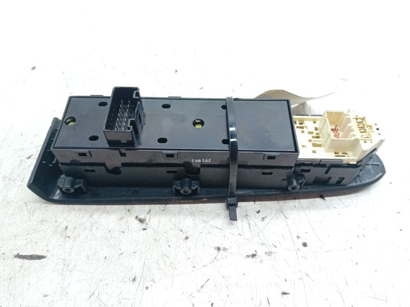 Recambio de mando elevalunas delantero izquierdo para kia sportage iii (sl) 1.7 crdi referencia OEM IAM   