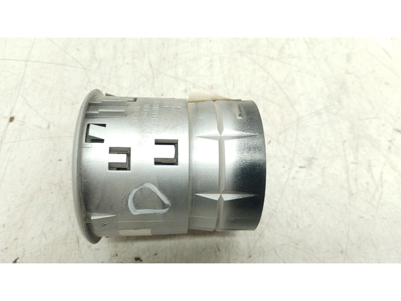 Recambio de aireador central para peugeot partner tepee 1.6 bluehdi 100 referencia OEM IAM 9680899377  