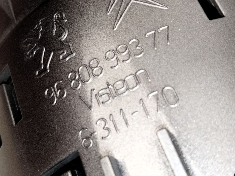 Recambio de aireador derecho para peugeot partner tepee 1.6 bluehdi 100 referencia OEM IAM 9680899377  