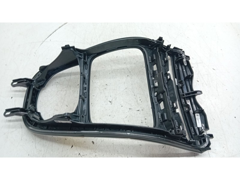 Recambio de consola central para mercedes-benz clase e (w213) e 220 d (213.004) referencia OEM IAM A2138100815  
