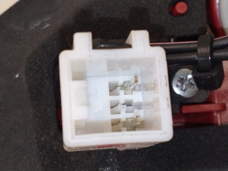 Recambio de piloto trasero derecho porton para kia stonic (yb) 1.2 cvvt referencia OEM IAM 92404H8400  