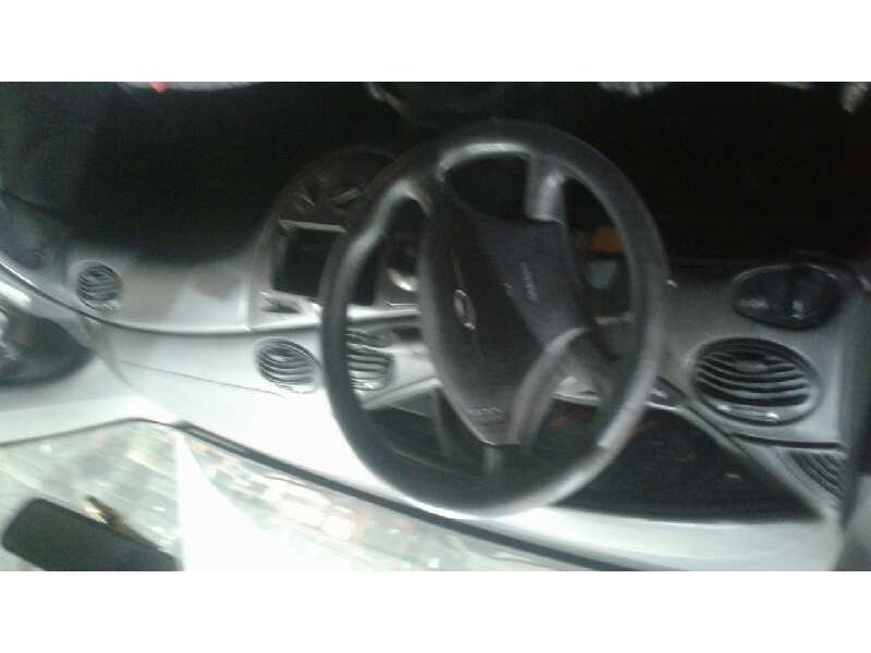 ford focus berlina (cak) del año 2001
