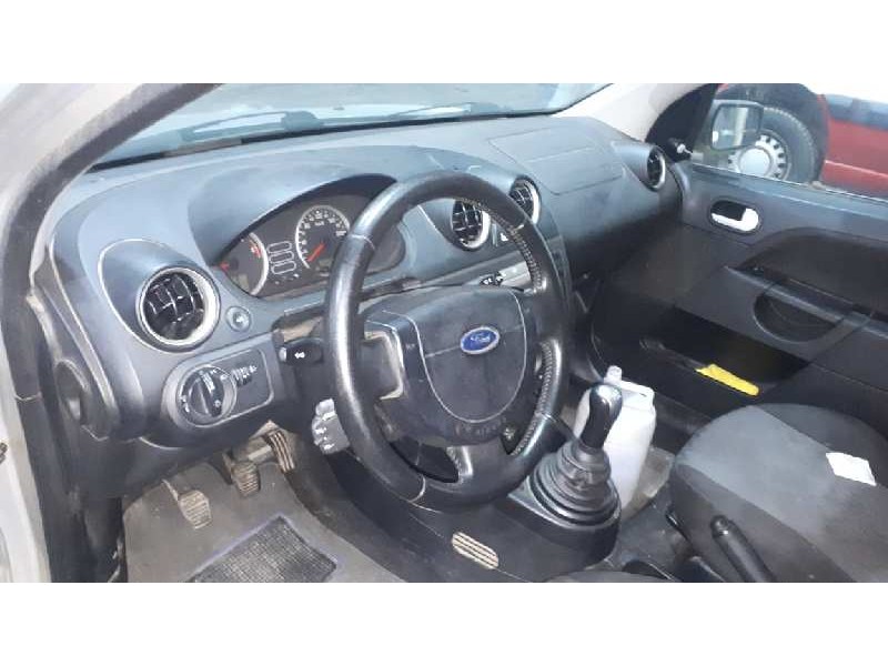 ford fiesta (cbk) del año 2004