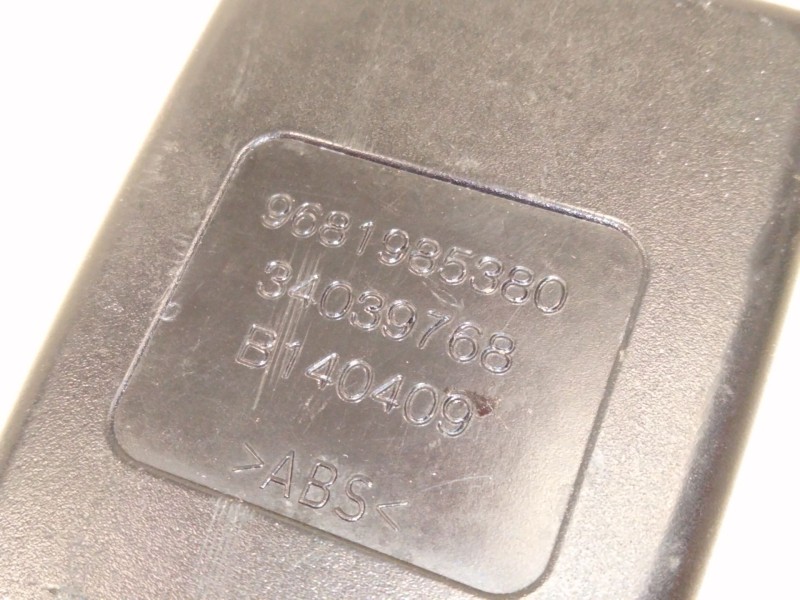 Recambio de enganche cinturon trasero derecho para peugeot 3008 monospace (0u_) 1.6 hdi referencia OEM IAM 9681985380  