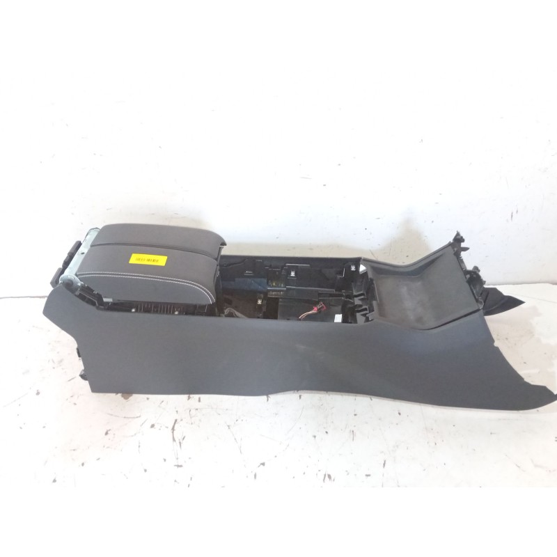 Recambio de reposabrazos para land rover range rover velar (l560) 2.0 d240 sd4 4x4 referencia OEM IAM J8A2045J40  