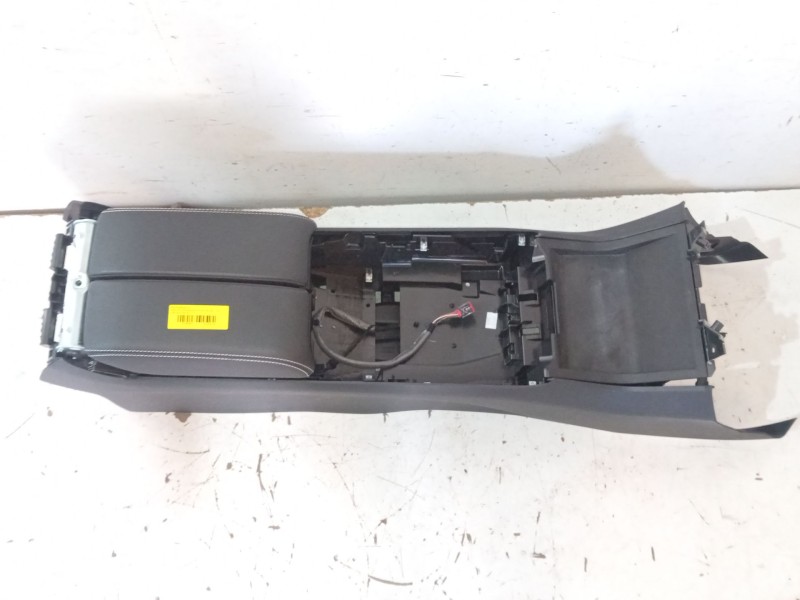 Recambio de reposabrazos para land rover range rover velar (l560) 2.0 d240 sd4 4x4 referencia OEM IAM J8A2045J40  