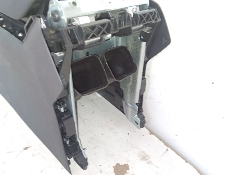 Recambio de reposabrazos para land rover range rover velar (l560) 2.0 d240 sd4 4x4 referencia OEM IAM J8A2045J40  