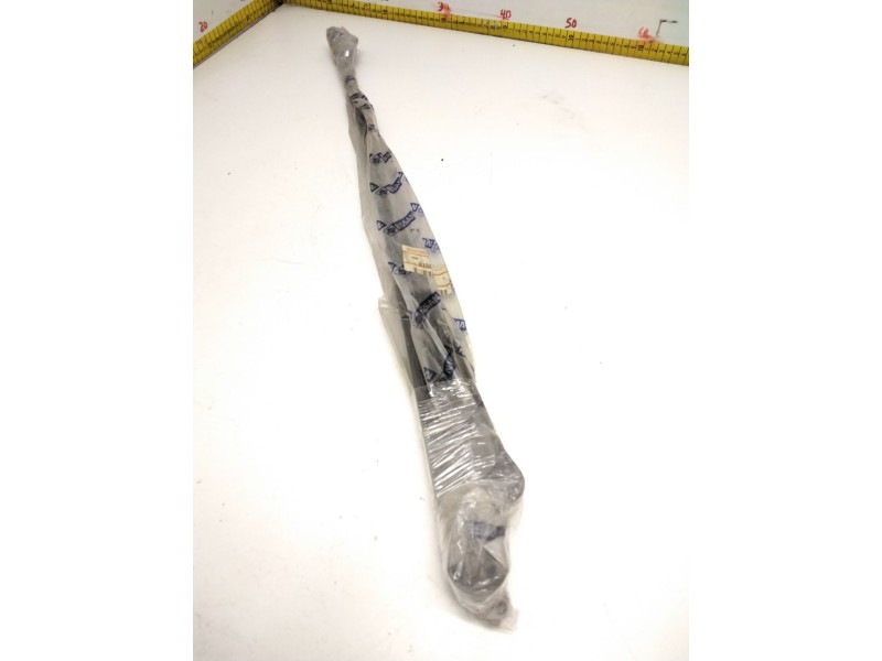 Recambio de brazo limpia delantero derecho para nissan referencia OEM IAM 015006440  