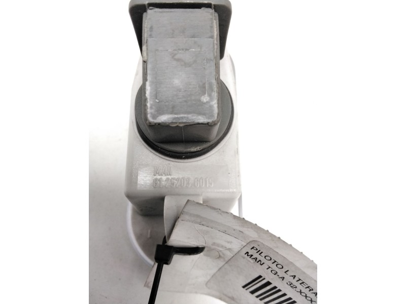 Recambio de piloto lateral derecho para man tg-a 32.xxx referencia OEM IAM 81252036015  