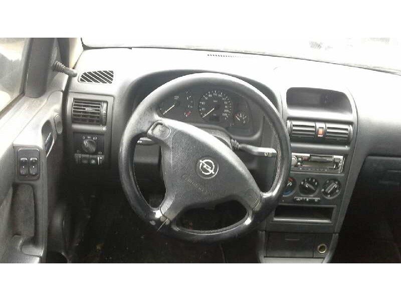 opel astra g berlina del año 2000