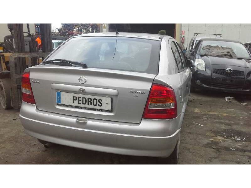opel astra g berlina del año 2000
