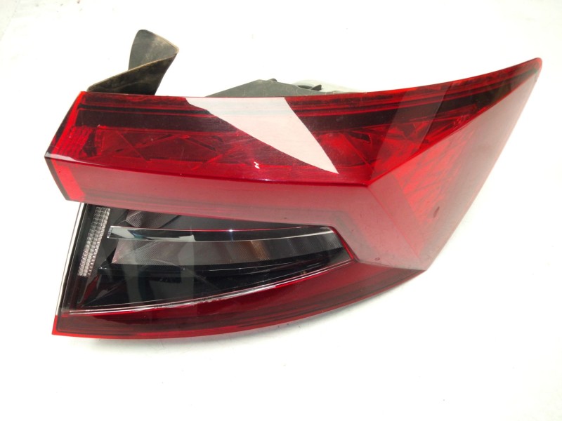 Recambio de piloto trasero derecho para skoda karoq (nu7, nd7) 1.5 tsi referencia OEM IAM 57A945208  