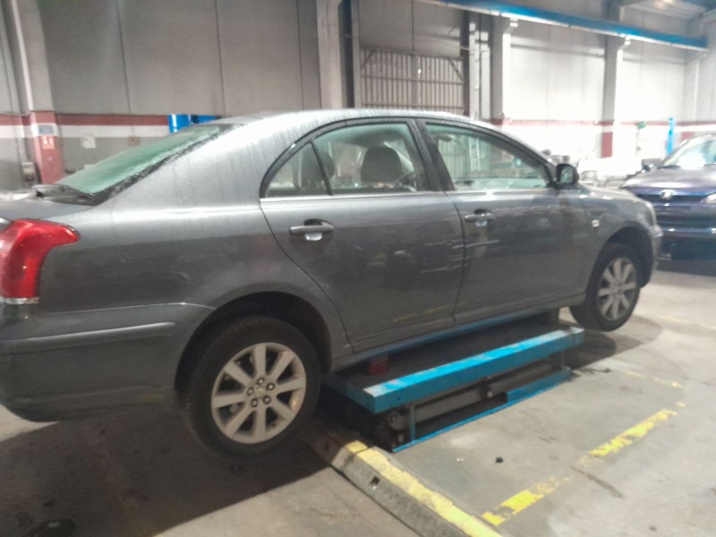 toyota avensis (_t25_) del año 2004