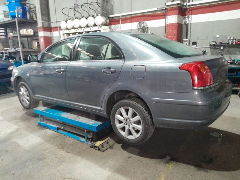 toyota avensis (_t25_) del año 2004