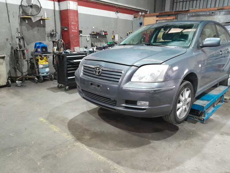 toyota avensis (_t25_) del año 2004