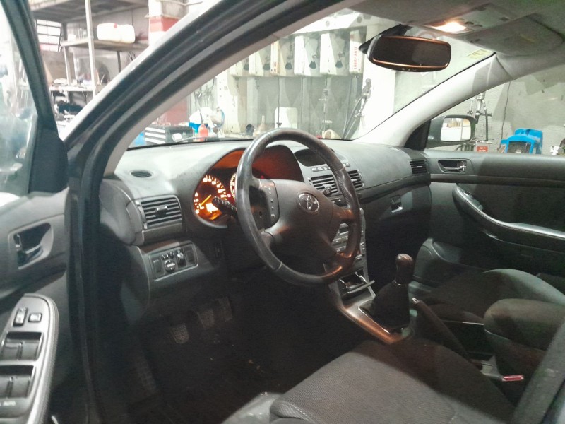 toyota avensis (_t25_) del año 2004