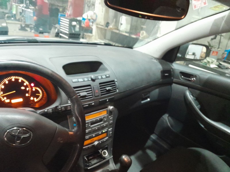 toyota avensis (_t25_) del año 2004