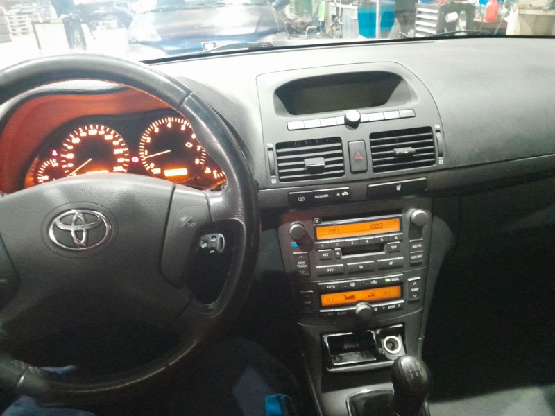 toyota avensis (_t25_) del año 2004