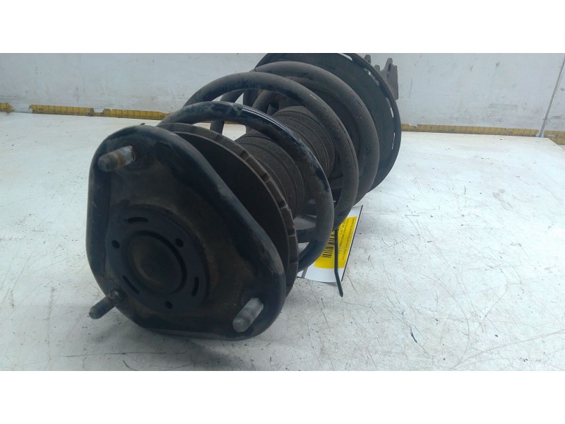 Recambio de amortiguador delantero derecho para toyota auris station wagon (_e18_) 1.8 hybrid (zwe186_) referencia OEM IAM   