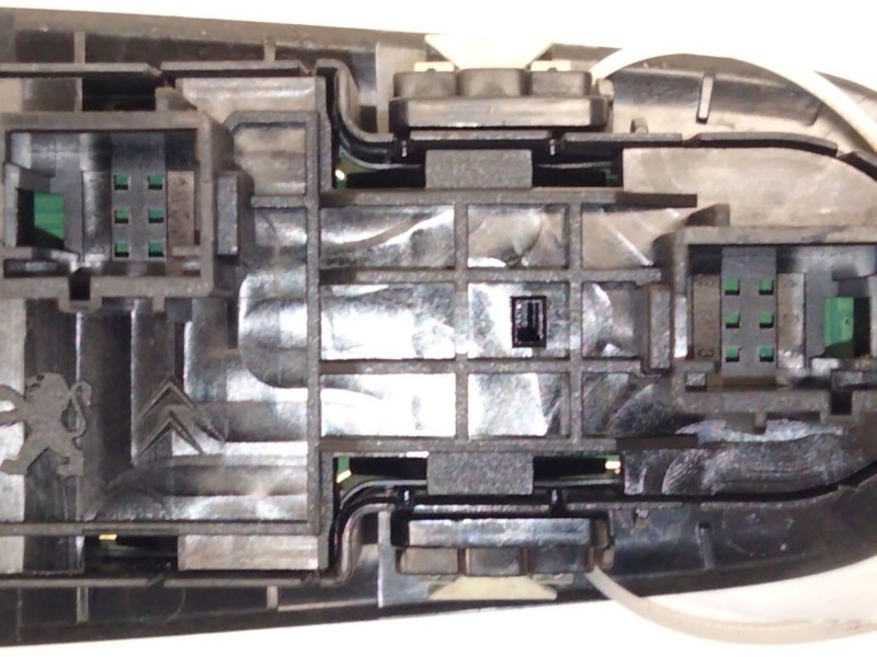 Recambio de mando elevalunas delantero izquierdo para peugeot 308 ii (lb_, lp_, lw_, lh_, l3_) 1.6 hdi referencia OEM IAM 967882