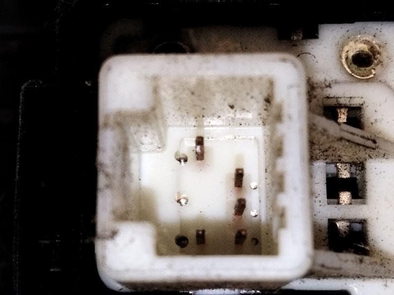 Recambio de mando elevalunas delantero derecho para toyota auris referencia OEM IAM 8481002130  