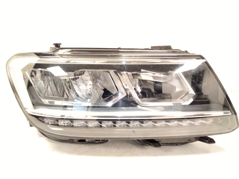 Recambio de faro xenon derecho para volkswagen tiguan referencia OEM IAM 5NB941036E  