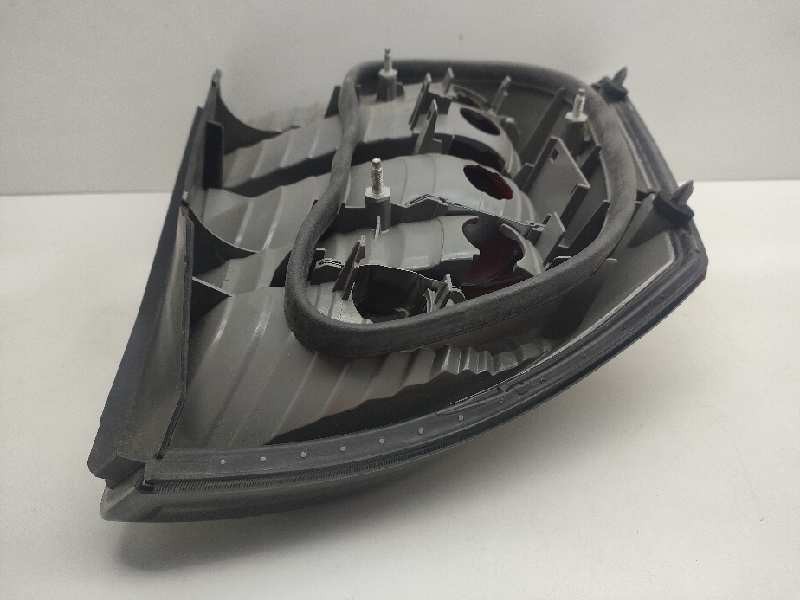 Recambio de piloto trasero derecho para opel vectra c berlina referencia OEM IAM 13157647  