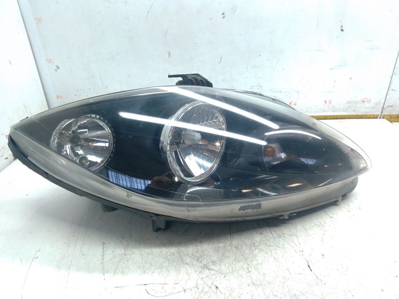 Recambio de faro derecho para seat leon (1p1) 1.6 tdi referencia OEM IAM 5P1941034A  
