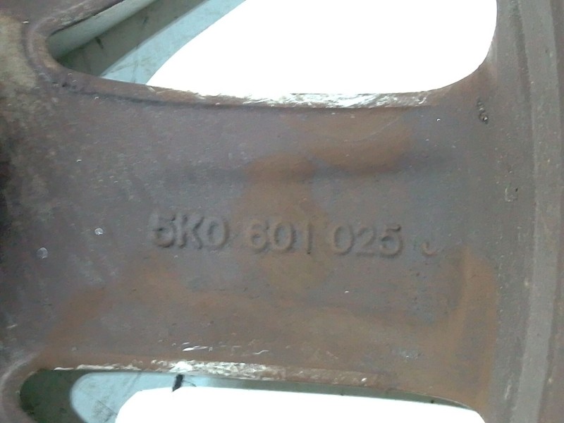 Recambio de llanta aluminio para volkswagen golf vi (5k1) 1.6 tdi referencia OEM IAM 5K0601025  