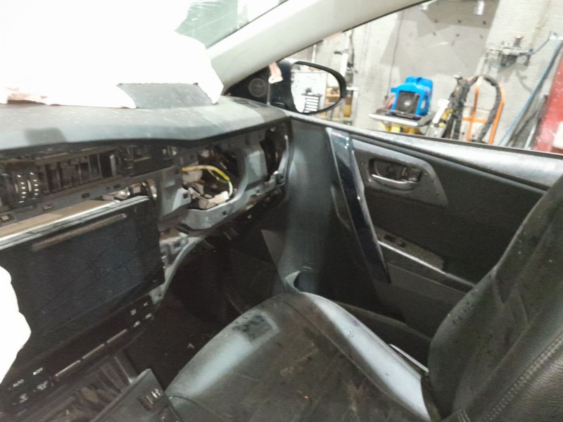 toyota avensis sedán (_t27_) del año 2011