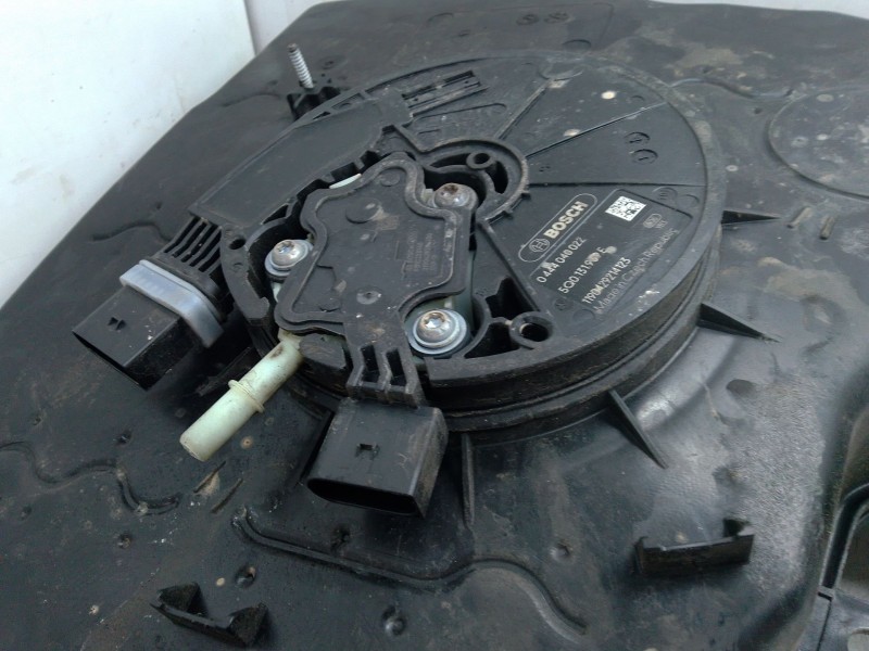 Recambio de deposito adblue para audi q3 (f3b) 35 tdi referencia OEM IAM 5QF131877L  